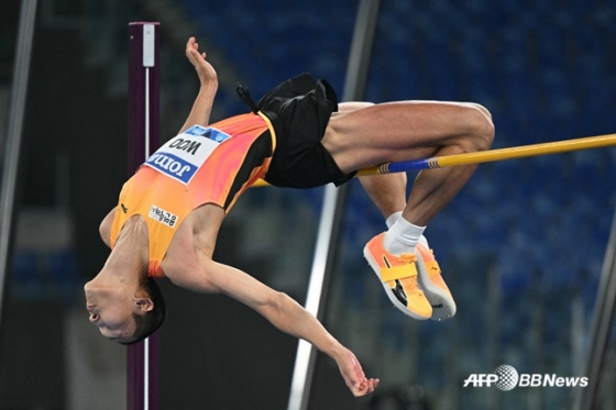 우상혁이 31일(한국시간) 이탈리아 로마의 올림피코 스타디오에서 열린 2024 세계육상연맹(WA) 다이아몬드 리그 로마 대회 남자 높이뛰기 결선에서 경기를 펼치고 있다. /AFPBBNews=뉴스1