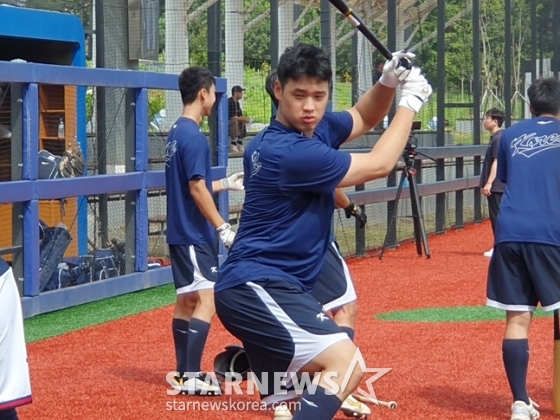 덕수고 정현우가 30일 부산 기장-현대차 드림 볼파크에서 열린 U-18 야구대표팀 훈련 마지막 날 타격훈련을 소화하고 있다. /사진=양정웅 기자 