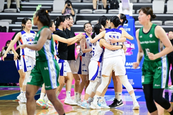 기뻐하는 우리은행 선수들. /사진=WKBL 제공