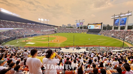 관중이 가득 들어찬 잠실구장 전경. /사진=김진경 대기자