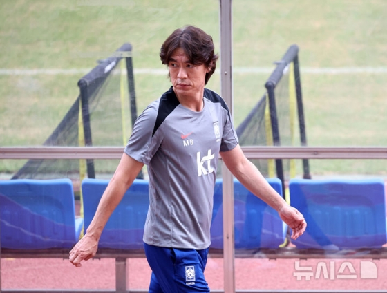 홍명보 대한민국 축구 국가대표팀 감독이 2일 오후 경기 고양시 고양종합운동장에서 공개훈련 전 인터뷰를 마치고 훈련장으로 이동하고 있다. 대표팀은 오는 5일 서울 상암월드컵경기장에서 팔레스타인과 2026 국제축구연맹(FIFA) 북중미 월드컵 3차 예선 1차전을 치른다. /사진=뉴시스