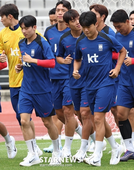 홍명보 감독이 이끄는 축구대표팀이 팔레스타인전을 앞두고 2일 오후 경기도 고양종합운동장에서 첫 소집 훈련을 진행했다.  양민혁를 비롯한 선수들이 러낭 훈련에 임하고 있다.  축구대표팀은 5일 서울월드컵경기장에서 2026 FIFA 북중미 월드컵 팔레스타인 전을 치른다. /사진=김진경 대기자