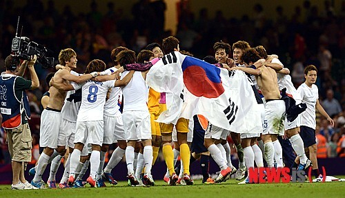 한국 축구 대표팀 선수들이 2012 런던 올림픽에서 동메달을 따낸 뒤 기뻐하고 있다. /사진=뉴시스