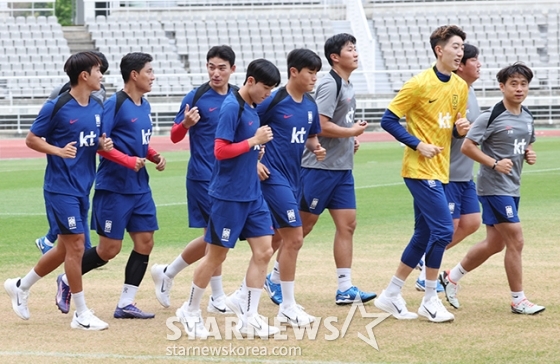 [포토] 양민혁-최우진 '긴장된 풋워크'