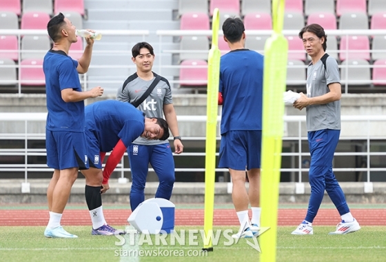 [포토] 홍명보 '주민규는 인사성이 밝군'