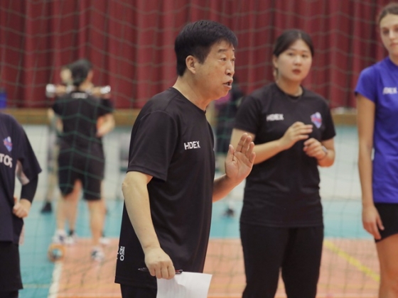 김호철 IBK기업은행 감독이 일본 전지훈련에서 선수들에게 이야기를 하고 있다. /사진=화성 IBK기업은행 제공