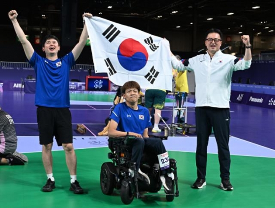 정호원(가운데)이 3일(한국시간) 파리 패럴림픽 보치아 남자 개인전(BC3 등급) 결승에서 금메달을 따낸 뒤 기념 촬영을 하고 있다. /사진=대한장애인체육회 제공