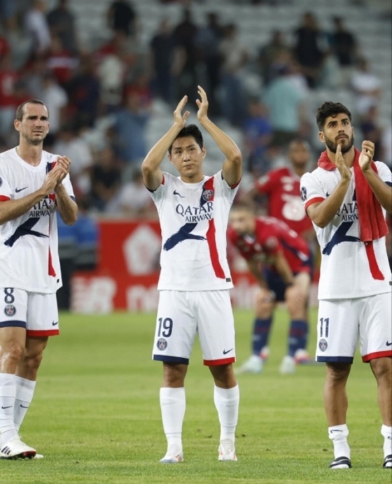 경기 후 팬들에게 인사하는 이강인(가운데). /사진=PSG 공식 SNS