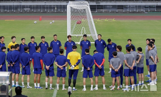 홍명보 대한민국 축구 대표팀 감독을 비롯한 선수들이 지난 3일 경기 고양종합운동장에서 훈련을 하고 있다. /사진=뉴시스