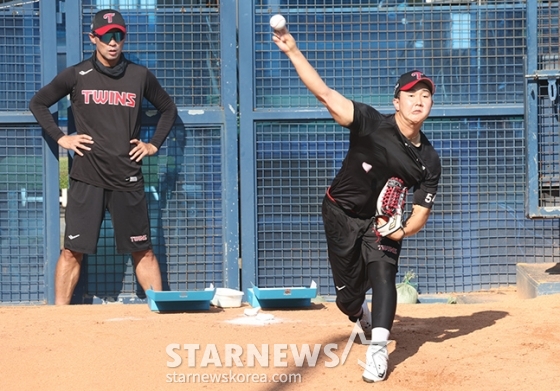 [포토] 유영찬 '훈련도 실전처럼'