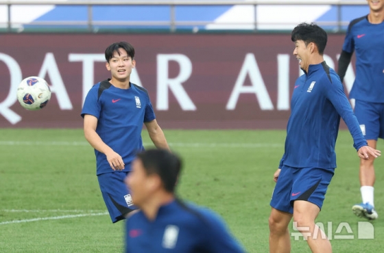 대한민국 축구 국가대표팀 주장 손흥민과 양민혁이 4일 서울 마포구 서울월드컵경기장에서 훈련을 하고 있다. /사진=뉴시스