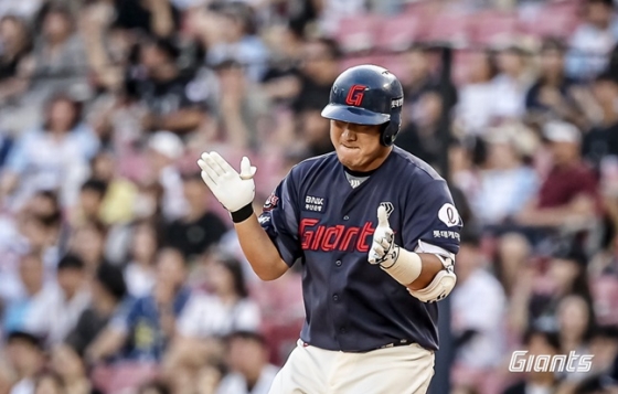 롯데 정훈이 1일 잠실 두산전에서 12회 초 적시타를 치고 세리머니를 하고 있다. /사진=롯데 자이언츠 제공 