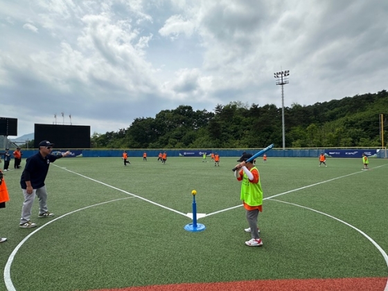 제1차 야구로 통하는 티볼 캠프 모습.  /사진=KBO