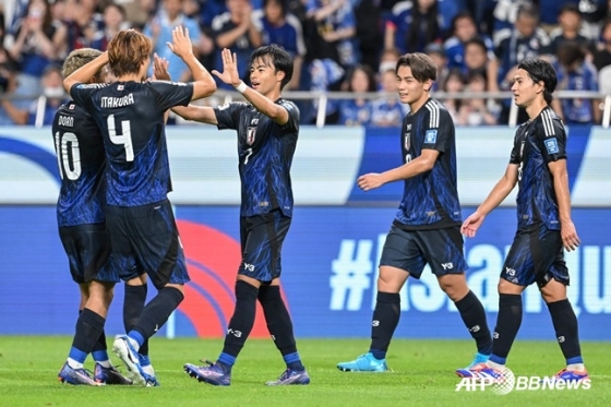 기뻐하는 일본 축구대표팀 선수들의 모습. /AFPBBNews=뉴스1