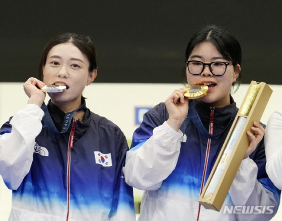 파리 올림픽에서 나란히 금메달과 은메달을 목에 건 오예진(오른쪽)과 김예지. /사진=뉴시스