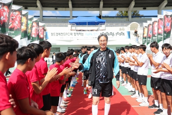 한국 축구 레전드 최순호 수원FC 단장(가운데). /사진=베스트 일레븐 제공