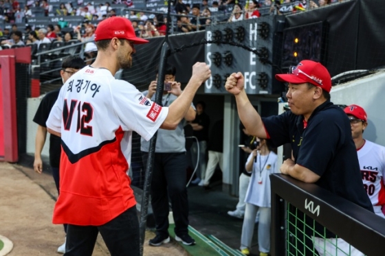 KIA의 제임스 네일(왼쪽)이 6일 광주 키움전에서 시구 후 이범호 감독과 손인사를 하고 있다. /사진=KIA 타이거즈 제공