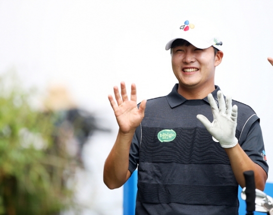 김민규가 갤러리들의 환호에 손을 흔들며 화답하고 있다. /사진=신한금융그룹 제공