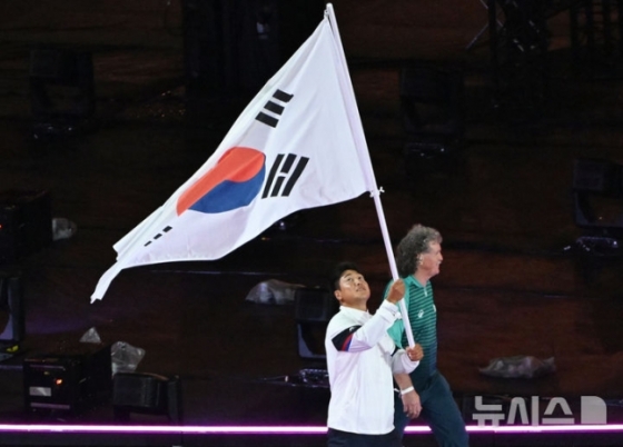 한국 선수단 기수인 최용범이 9일(한국시간) 폐회식에서 태극기를 들고 입장하고 있다. /사진=대한장애인체육회 제공