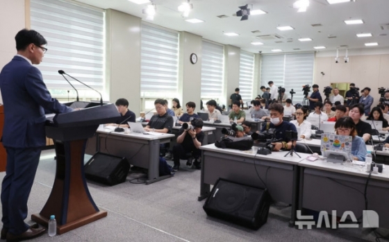 조사 결과 중간 발표를 하는 이정우 문체부 체육국장(왼쪽)과 현장을 찾은 취재진. /사진=뉴시스