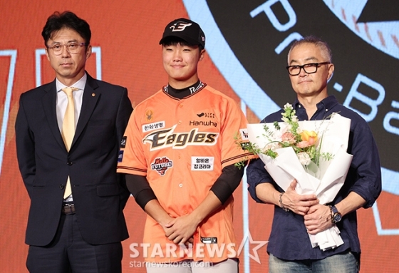 전주고 정우주(가운데)가 11일 서울 롯데호텔 월드 크리스탈 볼룸에서 열린 2025 KBO 신인드래프트에서 한화 이글스의 전체 2번으로 지명받고 미소짓고 있다. /사진=김진경 대기자