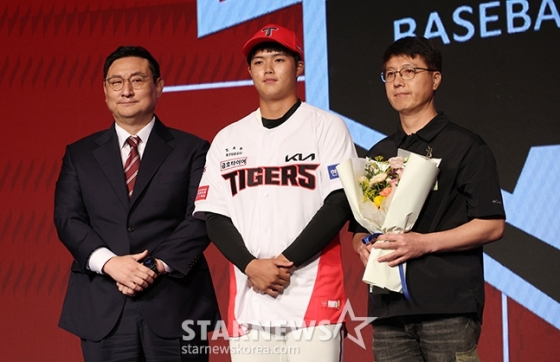 'KBO 2025 신인 드래프트'가 11일 오후 서울 송파구 롯데호텔 월드 크리스탈 볼룸에서 열렸다.  KIA에 지명된 덕수고 김태형(가운데)이 기념 촬영을 하고 있다.