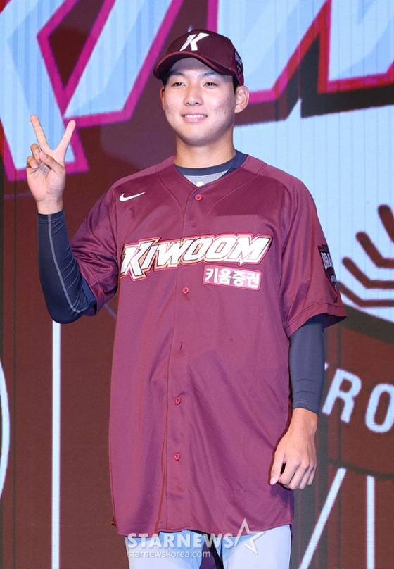 'KBO 2025 신인 드래프트'가 11일 오후 서울 송파구 롯데호텔 월드 크리스탈 볼룸에서 열렸다.  키움에 지명된 충훈고 김서준이 기념 촬영을 하고 있다.