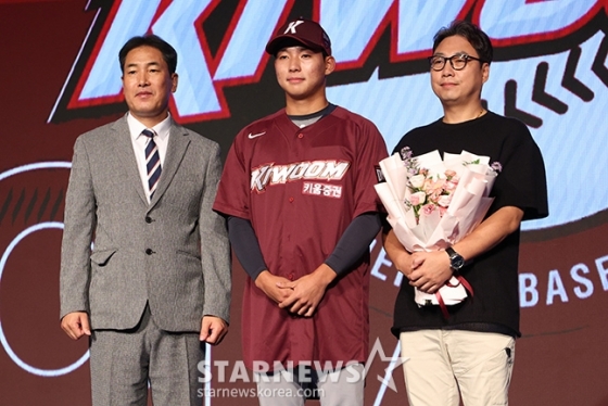 'KBO 2025 신인 드래프트'가 11일 오후 서울 송파구 롯데호텔 월드 크리스탈 볼룸에서 열렸다.  키움에 지명된 충훈고 김서준이 기념 촬영을 하고 있다.