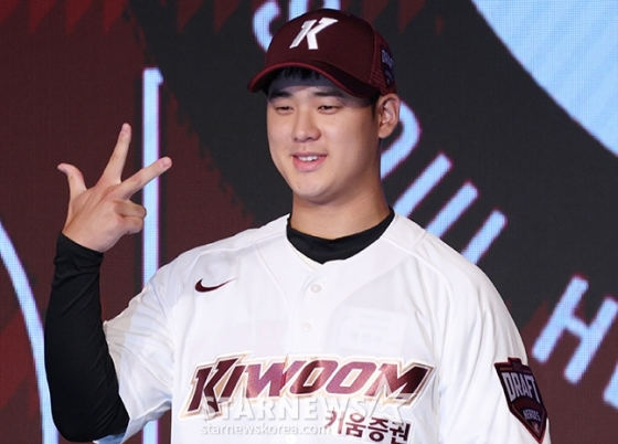 'KBO 2025 신인 드래프트'가 11일 오후 서울 송파구 롯데호텔 월드 크리스탈 볼룸에서 열렸다.  전체 1순위로 키움에 지명된 덕수고 정현우가 기념 촬영을 하고 있다. /사진=김진경 대기자