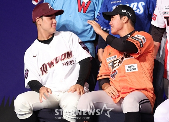 'KBO 2025 신인 드래프트'가 11일 오후 서울 송파구 롯데호텔 월드 크리스탈 볼룸에서 열렸다.  전체 1순위로 지명된 정현우가 2순위 정우주와 장난을 치고 있다. /사진=김진경 대기자 