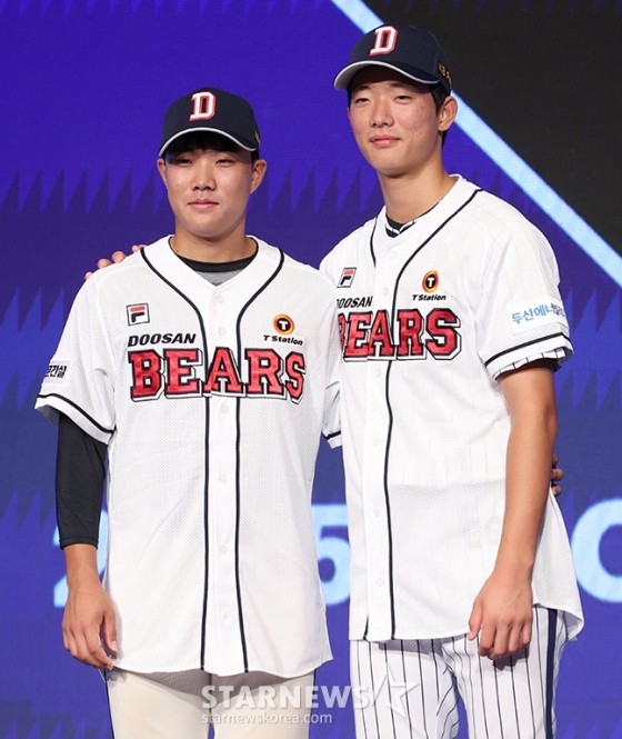 'KBO 2025 신인 드래프트'가 11일 오후 서울 송파구 롯데호텔 월드 크리스탈 볼룸에서 열렸다.  두산에 지명된 박준순(왼쪽)과 최민석이 기념 촬영을 하고 있다. /사진=김진경 대기자