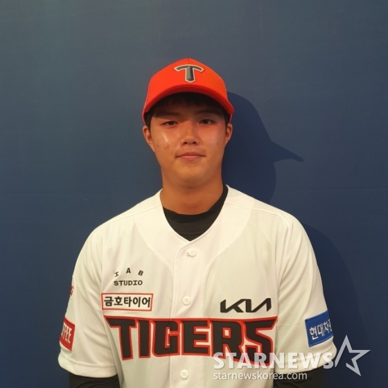 덕수고 김태형이 11일 서울 롯데호텔 월드 크리스탈 볼룸에서 열린 2025 KBO 신인드래프트에서 KIA의 전체 1라운드 5번으로 지명받은 뒤 인터뷰에 응하고 있다. /사진=김동윤 기자