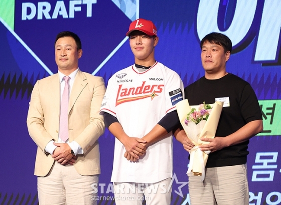 'KBO 2025 신인 드래프트'가 11일 오후 서울 송파구 롯데호텔 월드 크리스탈 볼룸에서 열렸다.  SSG에 지명된 강릉고 이율예(가운데)가 기념 촬영을 하고 있다. /사진=김진경 대기자