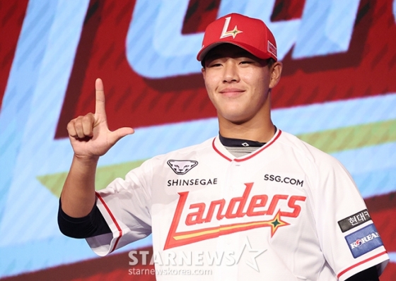 'KBO 2025 신인 드래프트'가 11일 오후 서울 송파구 롯데호텔 월드 크리스탈 볼룸에서 열렸다.  SSG에 지명된 강릉고 이율예가 기념 촬영을 하고 있다. /사진=김진경 대기자