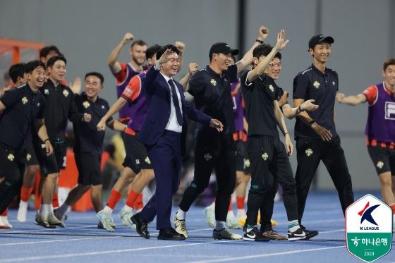 윤정환(가운데) 감독. /사진=한국프로축구연맹 제공