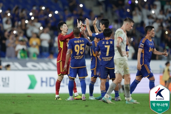 조현우(왼쪽)가 경기 후 선수들을 격려하고 있다. /사진=한국프로축구연맹 제공