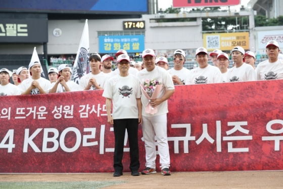 KIA 이범호(가운데서 오른쪽) 감독이 17일 인천 SSG전에서 2024 KBO 리그 정규시즌 우승을 확정한 후 기념사진을 촬영하고 있다. /사진=KIA 타이거즈 제공