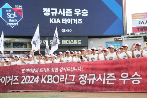 KIA 선수단이 17일 인천 SSG전에서 2024 KBO 리그 정규시즌 우승을 확정한 후 기념사진을 촬영하고 있다. /사진=KIA 타이거즈 제공