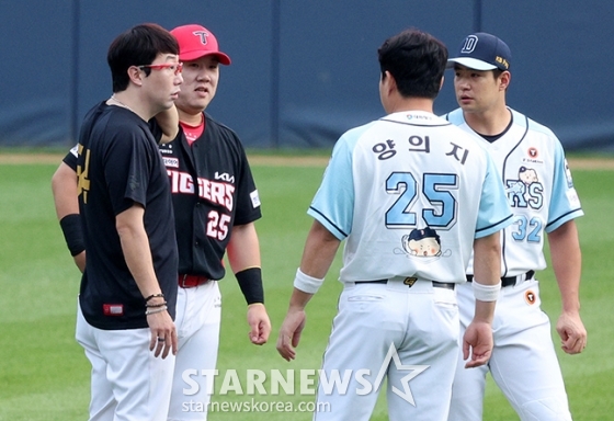 [포토] 양의지 '양현종, 코시 직행 축하'