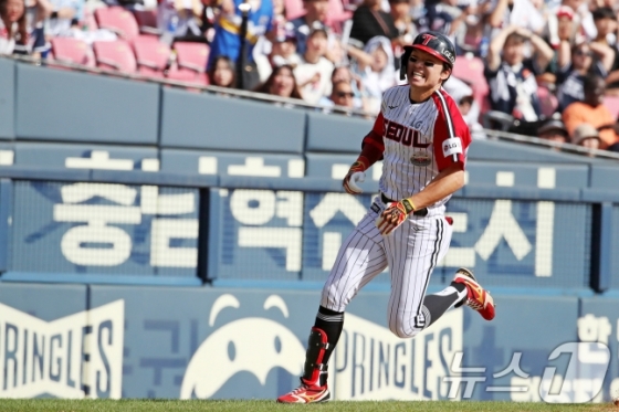  22일 오후 서울 송파구 잠실야구장에서 열린 프로야구 '2024 신한 SOL 뱅크 KBO리그' 두산베어스와 LG트윈스의 경기에서 3회말 LG 공격 2사 주자 없는 상황 박해민이 그라운드 홈런을 치고 홈으로 향하고 있다. /사진=뉴스1