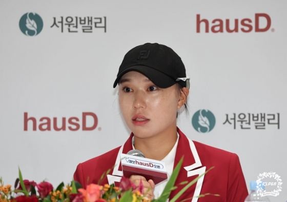 문정민이 22일 KLPGA 투어 대보하우스디 오픈에서 우승을 차지한 뒤 기자회견에서 취재진의 질문에 답하고 있다. /사진=KLPGT 제공