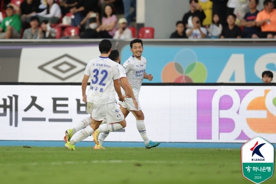 이기제(오른쪽)가 중거리 슈팅 득점 후 달려가고 있다. /사진=한국프로축구연맹 제공