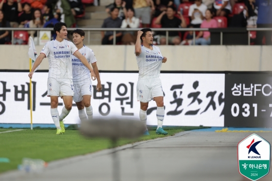 이기제(오른쪽). /사진=한국프로축구연맹 제공