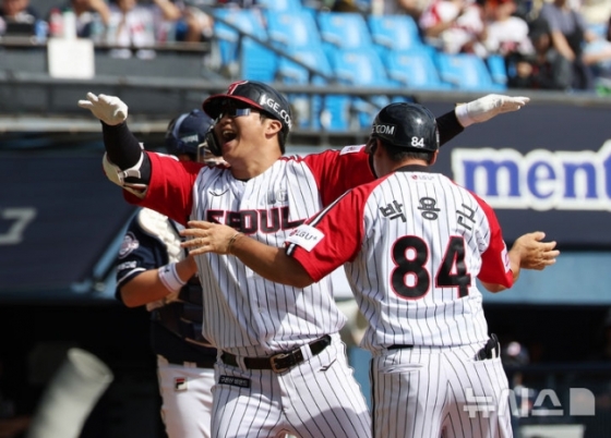  22일 오후 서울 송파구 잠실야구장에서 열린 프로야구 2024 신한 SOL 뱅크 KBO리그 두산 베어스와 LG 트윈스의 경기, 1회말 무사 주자 2,3루 상황 LG 문보경(왼쪽)이 홈런을 치고 홈으로 들어오며 기뻐하고 있다. /사진=뉴시스