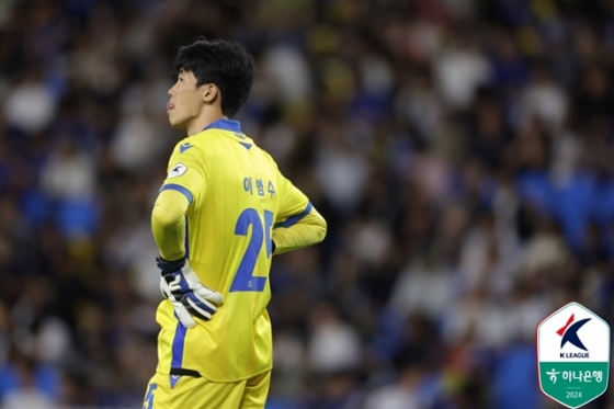 경기에 집중하는 이범수. /사진=한국프로축구연맹 제공