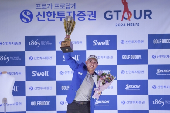 ‘2024 신한투자증권 GTOUR MEN’S’ 6차 대회 우승자 송명규가 시상식에서 세리머니를 하고 있다.