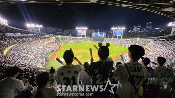 24일 관중이 가득 들어찬 잠실구장 전경. /사진=김진경 대기자