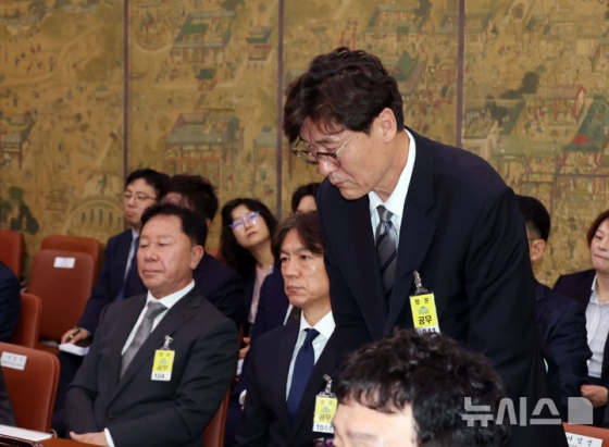 이임생 대한축구협회 기술총괄이사가 24일 서울 여의도 국회에서 열린 문화체육관광위원회의 대한축구협회 등에 대한 현안질의에서 인사를 하고 있다. /사진=뉴시스