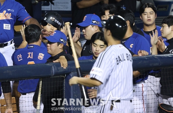 [포토] 안치홍 맞이하는 류현진