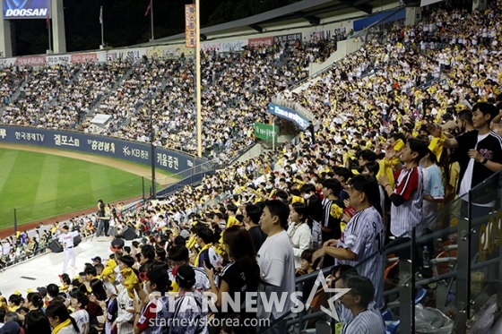 [포토] 프로야구 최다 관중 찍은 LG 물결